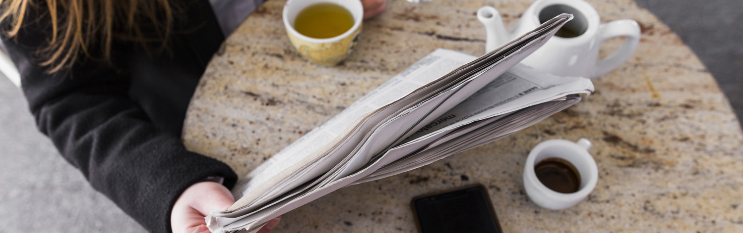 Mujer leyendo el periódico