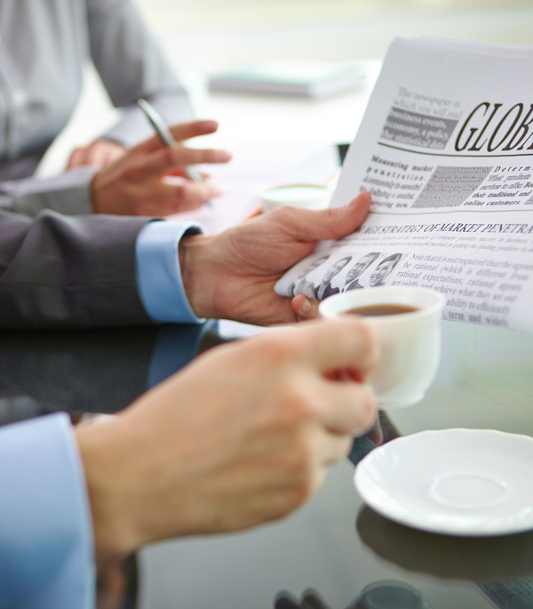 Gente leyendo un periódico